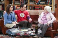 The Big Bang Theory – Amys (Mayim Bialik, l.) erste Begegnung mit Sheldons (Jim Parsons, M.) Großmutter Meemaw (June Sqibb, r.) verläuft nicht so, wie gehofft ...