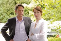 Die Rosenheim-Cops – Tilo Melzer (Rudi Cerne) und Alice Bauer (Heike Koslowski) verdächtigen sich gegenseitig.