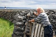 Irischer Kompass – Der traditionelle Farmer Padraig Póil wohnt seit fast 70 Jahren auf Inisheer undbaut im Zusammenleben mit der rauen Natur auf der Insel auch seine eigenen Steinmauern.