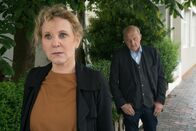 Wilsberg – Die Restaurantbesitzerin Wencke Harms (Rosa Enskat) muss sich unbequeme Fragen von Wilsberg (Leonard Lansink) gefallen lassen.