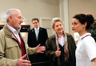 Sturm der Liebe – ARD STURM DER LIEBE FOLGE 1543 Uhr im ERSTEN. Elena (Lili Gesler, r.) gelingt es nicht, Alfons (Sepp Schauer. l.) und Hildegard (Antje Hagen, 2.v.r.) davon zu überzeugen, dass sie nicht in Alfons verliebt ist. ( mit Jan van Weyde, 2.v.l.).