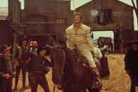 Zwei glorreiche Halunken – Höhepunkt ihres Cowboy-Spektakels: Tuco (Eli Wallach, M.) hat die Schlinge um den Hals, und Freund Joe (Clint Eastwood, rechts oben) zerschießt mit seinem Gewehr den Strick.