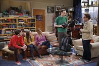 The Big Bang Theory – Raj veranstaltet für Bernadette, Howard (Simon Helberg, l.), Sheldon (Jim Parsons, 2.v.r.), Leonard (Johnny Galecki, r.), Penny (Kaley Cuoco, M.) und Amy (Mayim Bialik, 2.v.l.) eine wissenschaftliche Schnitzeljagd. Leonard schlägt vor, nicht in den bekannten Paar-Konstellationen anzutreten, sondern in bunt gemischten Teams. Das Chaos ist vorprogrammiert ...