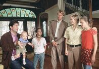 Die Kinder meiner Braut – Jörg Klein (Francis Fulton-Smith, links) ist fassungslos über den unverhofften "Kindersegen". Zum Glück bieten sich Michael (Michael von Au, 3. von rechts) und seine Freundin Lena (Sonsee Neu, 2. von rechts) als Pflegeeltern für Tini (Ginger Wensky, 3. von links), Laura (Nina Szeterlak, rechts) und den kleinen Jesus (Toni Henschelmann) an.