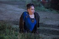 American Horror Story – Weder Suzi (Rose Siggins), noch einer der anderen Freaks ahnt, zu welcher Entscheidung sich die Zwillinge hinreißen lassen ...