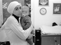 Nur eine Frau – "Mord im Namen der Ehre?", Film von Gert Monheim Uhr in der Reihe "die story". Hatun Sürücü in einem Mutter-Kind-Heim (1999) mit ihrem kleinen Sohn Can, als sie noch Kopftuch trug.