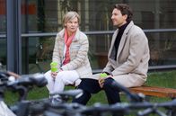 In aller Freundschaft – Lukas Globisch (Frederik Götz) ist schon vor seiner Vertragsunterzeichnung in der Sachsenklinik mit Dr. Brentano aneinandergeraten. Seine Mutter Dr. Kathrin Globisch (Andrea Kathrin Loewig) bittet ihn, die Sache wieder geradezurücken. Außerdem erinnert sie ihn, seine fehlenden Unterlagen bei Frau Marquardt nachzureichen.; ARD/MDR IN ALLER FREUNDSCHAFT 1070, "Ausgeträumt" Uhr im ERSTEN. Ab 29.10.2024, 21:00 Uhr in der ARD-Mediathek. Lukas Globisch (Frederik Götz) ist schon vor seiner Vertragsunterzeichnung in der Sachsenklinik mit Dr. Brentano aneinandergeraten. Seine Mutter Dr. Kathrin Globisch (Andrea Kathrin Loewig) bittet ihn, die Sache wieder geradezurücken. Außerdem erinnert sie ihn, seine fehlenden Unterlagen bei Frau Marquardt nachzureichen.