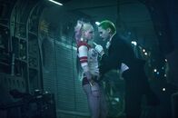 Suicide Squad – Dr. Harleen Quinzel / Harley Quinn (Margot Robbie) und Joker (Jared Leto).