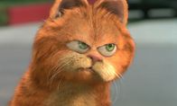 Garfield – "Garfield - Der Film", Kater Garfield wünscht sich nichts mehr, als seine geliebte Lasagne vor flimmerndem Fernsehgerät zu verspeisen. Sein Herrchen und 'Dosenöffner' Jon stellt ihm dies auch Tag für Tag bereit. Als dieser eines Tages einen Hund nach Hause bringt, kommt Katerstimmung auf. Das kläffende Etwas namens Odie ist in seiner Beschränktheit kaum zu ertragen. Als Odie jedoch plötzlich spurlos verschwunden ist, begibt sich Garfield dennoch auf die Suche. Damit beginnt das wohl spannendste Abenteuer seiner neun Leben.Mit Breckin Meyer (Jon Arbuckle), Jennifer Love Hewitt (Tierärztin Liz), Stephen Tobolowsky (Walter J. Chapman), Evan Arnold (Wendell), Mark Christopher Lawrence (Christopher Mello), Thomas Gottschalk (Stimme von 'Garfield'), Dorkas Kiefer (Stimme von 'Arlene') u.a.