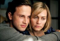 Fliegen lernen – Eva (Gesine Cukrowski) und Hendrik (Franz Dinda) haben sich gefunden.