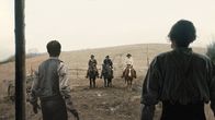 Old Henry – Der verwitwete Farmer Henry McCarty (Tim Blake Nelson, re.) und sein 15-jähriger Sohn Wyatt (Gavin Lewis, li.) führen ein einfaches Leben auf einer abgelegenen Farm und bekommen Besuch von drei Männern, die sich als Sheriffs ausgeben.