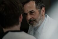 Doktor Ballouz – Doktor Ballouz (Merab Ninidze, r.) versucht, Lukas (Lennart Betzgen, l.) Mut zuzusprechen, doch für diesen scheint alles verloren zu sein.