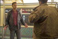 Castle – Detective Esposito (Jon Huertas, l.) gerät in eine Geiselnahme und alle auf dem Revier versuchen die Situation unter Kontrolle zu bringen. Doch wird es ihnen gelingen, Jared Stone (Will Rothhaar, r.) außer Gefecht zu setzen?; Detective Esposito (Jon Huertas, l.) gerät in eine Geiselnahme und alle auf dem Revier versuchen die Situation unter Kontrolle zu bringen. Doch wird es ihnen gelingen, Jared Stone (Will Rothhaar, r.) außer Gefecht zu setzen?