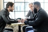 Atlanta Medical – Konspiratives Meeting: (l-r) Matt Czuchry als Conrad Hawkins, Bruce Greenwood als Dr. Bell, Malcolm-Jamal Warner als AJ Austin