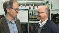 SMS - Schwanke meets Science – Kaltwasserkorallen vor der chilenischen Küste gehören zum Untersuchungsgebiet von Claudio Richter (links). Die Korallen sind gute Indikatoren für die weitreichenden Veränderungen, sagt der Meeresbiologe vom Alfred-Wegener-Institut für Polar- und Meeresforschung (AWI) in Bremerhaven. Rechts: Karsten Schwanke.
