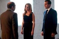 Suits – Louis (Rick Hoffmann, l.) und Harvey (Gabriel Macht) sind von Donnas (Sarah Rafferty) Loyalität beeindruckt. Ohne zu zögern, ist sie bereit, sich einem Kreuzverhör zu stellen, um Harvey zu helfen, obwohl es Risiken für sie birgt.