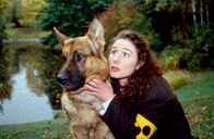 Kommissar Rex – Rex und Brigitte Heinrich (Maria von Blumencron) verstecken sich vor dem Mörder.