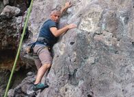 unterwegs – Moderator Roland Luder beim Freeclimbing in Krabi.