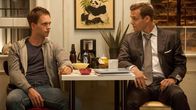 Suits – Nach einem persönlichen Verlust verliert Mike (Patrick J. Adams, l.) den Halt. Harvey (Gabriel Macht, r.) sucht das Gespräch – und trifft auf einen völlig veränderten Mike.