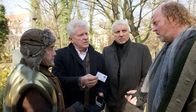Tatort – Die Hauptkommissare Ivo Batic (Miroslav Nemec, 2. v. li.) und Franz Leitmayr (Udo Wachtveitl, 2. v. re.) sprechen mit den Obdachlosen Werner (Wolfgang Pregler, li.) und Andy (Ferdinand Doerfler, re.).