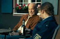 Höllgrund – Landarzt Hajo (Heiner Lauterbach) hat ein Baby auf offener Landstraße zur Welt gebracht und gönnt sich jetzt ein Bier mit Polizistin Tanja (Lou Strenger).