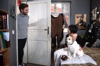 Rote Rosen – Ellen (Yun Huang, r.) freut sich ungemein, als Simon (Thore Lüthje, l.) ihr Probehund Betty präsentiert.