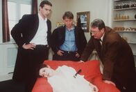 Kommissar Rex – (v.li.) Gedeon Burkhard (Alexander Brandtner), Anja Kruse (Heidi Schulz), Heinz Weixelbraun (Christian Böck), Gerhard Zemann (Dr. Leo Graf).