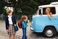 Unsre Mutter ist halt anders – Paula (Martina Gedeck, r.) ist mit ihren beiden Töchtern Fidel (Anja Sommavilla, l.) und Lisa (Sidonie von Krosigk, M.) wieder mal umgezogen. Hoffentlich bleiben sie diesmal länger ...