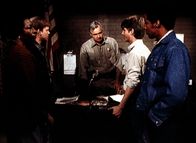 Die Waltons – Verdie (Lynn Hamilton, l.) und Jason (Jon Walmsley, 2.v.l.) holen Jim Bob (David W. Harper, 2.v.r.) und Jody (Charles R. Penland) aus dem Gefängnis ab. Die beiden waren wegen groben Unfugs von Sheriff Walt (John Carter) festgenommen worden.