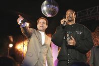 Monk – L-R: Adrian Monk (Tony Shalhoub), MurderUss (Snoop Dogg).