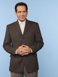 Monk – (6. Staffel) - Sein Wunsch ist der nach einer symmetrisch geordneten, keimfreien Umgebung: Adrian Monk (Tony Shalhoub)