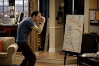 The Big Bang Theory – Sheldon (Jim Parsons) will dahinterkommen, warum Elektronen sich beim Durchqueren einer Graphen-Schicht so verhalten, als hätten sie keine Masse. Dieses Problem raubt ihm sowohl den letzten Nerv als auch den Schlaf ...