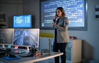 In aller Freundschaft – Katja Brückner (Julia Jäger) erfährt am Telefon von ihrem Freund Dr. Roland Heilmann, dass ihr Noch-Ehemann seine Reha in Leipzig machen will. Und nicht nur das: Er will seine Familie zurück. Roland bittet Katja, mit ihm in Ruhe zu reden.