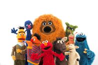 Sesamstraße – v.l.: Bert, Grobi, Ernie, Samson, Elmo, Pferd, Wolle, Wolf, Finchen und das Krümelmonster