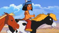 Yakari – Yakari auf seinem Pony Kleiner Donner flieht mit dem Fohlen Feuerpfeil vor den Kojoten.