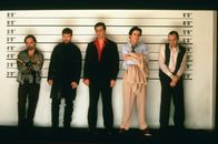 Die üblichen Verdächtigen – L-R: Hockney (Kevin Pollack), McManus (Stephen Baldwin), Fenster (Benicio Del Toro), Keaton (Gabriel Byrne), Verbal (Kevin Spacey)