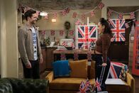 How I Met Your Father – Charlie (Tom Ainsley, l.); Valentina (Francia Raisa, r.)