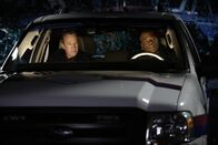 Last Man Standing – Nachdem eine Werbetafel von Mikes (Tim Allen, l.) Geschäft beschädigt wurde, möchte er die Sicherheitsfirma von seinem Nachbar Chuck (Jonathan Adams, r.) anheuern, um derartige Vorfälle in Zukunft zu verhindern. Doch Vanessa ist dagegen ...