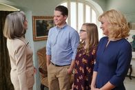 The Real O'Neals – (v.li.) Susan Sullivan (Victoria Murray), Matthew Shively (Jimmy), Bebe Wood (Shannon), Martha Plimpton (Eileen).