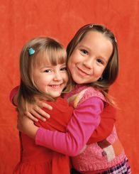 Immer wieder Jim – Die Geschwister Gracie (Billi Bruno) und Ruby (Taylor Atelian, re.) sind ein Herz und eine Seele.