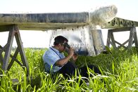 Mayday - Alarm im Cockpit – Binbrook, Ontario, Kanada: Nachstellung. Deepak Joshi (gespielt von Richard Young) stanzt ein Stück der gebrochenen Metallhaut vom Heck des Flugzeugs auf und legt die Metallstränge im Inneren frei. Joshi benutzt eine spezielle Lupe, um festzustellen, ob Metallermüdung oder Korrosion dazu geführt hat, dass das Heck des Continental Express Fluges 2574 in der Luft abgerissen ist. Das Flugzeug war am 11. September 1991 beim Anflug auf den internationalen Flughafen von Houston in einen steilen Sturzflug geraten. (Photo Credit: Ian Watson and Cineflex 2011)