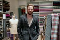 GEO Reportage: Harris Tweed - Rückkehr einer Legende – Mark Hogarth ist Chefdesigner von „Harris Tweed Hebrides“. Er weiß: Designer wie Manolo Blahnik schätzen die Qualität des Stoffes.