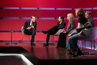 Browser Ballett – v.r.), Schauspieler Jürgen Hahn (Wolfgang Bahro, 1.v.r.) und Klimakleberin Clara Neuman (Luise von Stein, 2.v.r.) in seiner Talkshow "Richter – Der Talk" die drängenden Fragen zur atomaren Katastrophe.