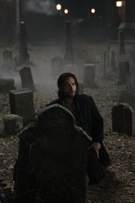 Sleepy Hollow – Nach seinem Tod erwacht der ehemalige Captain Ichabod Crane (Tom Mison) aus dem amerikanischen Unabhängigkeitskrieg im Jahr 2013. Dort muss er sich mit seinem alten Erzfeind auseinandersetzen: Der kopflose Reiter, den er im Krieg selbst geköpft hatte und der in der Neuzeit auf einer mörderischen Mission ist ...