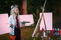 Schloss Einstein – Chiara (Jamila Kara Kichakuro Weintritt) kann sich noch nicht wirklich ein Bild von ihrer Zukunft malen.