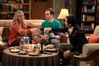 The Big Bang Theory – Verbringen einen gemütlichen Abend miteinander: Raj (Kunal Nayyar, r.), Sheldon (Jim Parsons, M.) und Penny (Kaley Cuoco, l.) ...