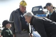 Navy CIS – Gibbs (Mark Harmon, 2.v.r.) und Ziva (Cote de Pablo, r.) untersuchen einen neuen Mordfall und befragen dabei Tommy (Jackson Brundage, l.) und Frank Smith (Steve Eastin, 2.v.l.) ...