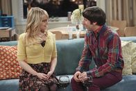 The Big Bang Theory – Howard (Simon Helberg, r.) bekommt das Angebot, noch einmal zur internationalen Raumstation zu fliegen. Bernadette (Melissa Rauch, l.) ist von der Idee jedoch gar nicht begeistert ...