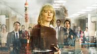 Tokio bebt – Alexandras (Karin Viard, M.) Leben und das ihrer Mitarbeiter Amani (Stéphane Bak, 4.v.r.) und Kimiko (Yumi Narita, 3.v.r.) wird erschüttert.