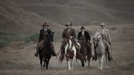 Bone Tomahawk – v.li.: Sheriff Hunt (Kurt Russell), Arthur (Patrick Wilson), Chicory (Richard Jenkins), Brooder (Matthew Fox)